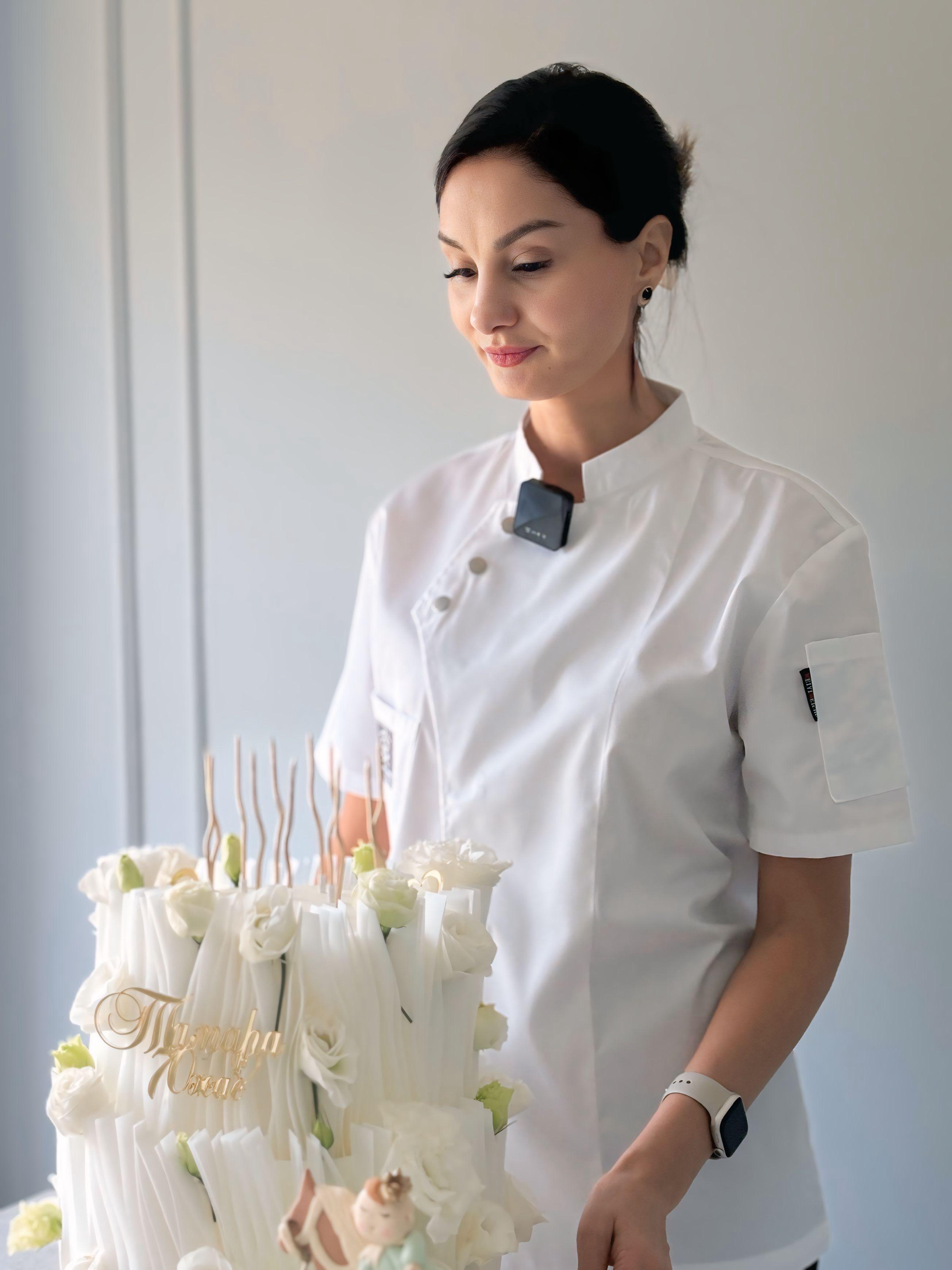 Индира Подщипкова основатель Bonjour Bakery создает торт в Алматы