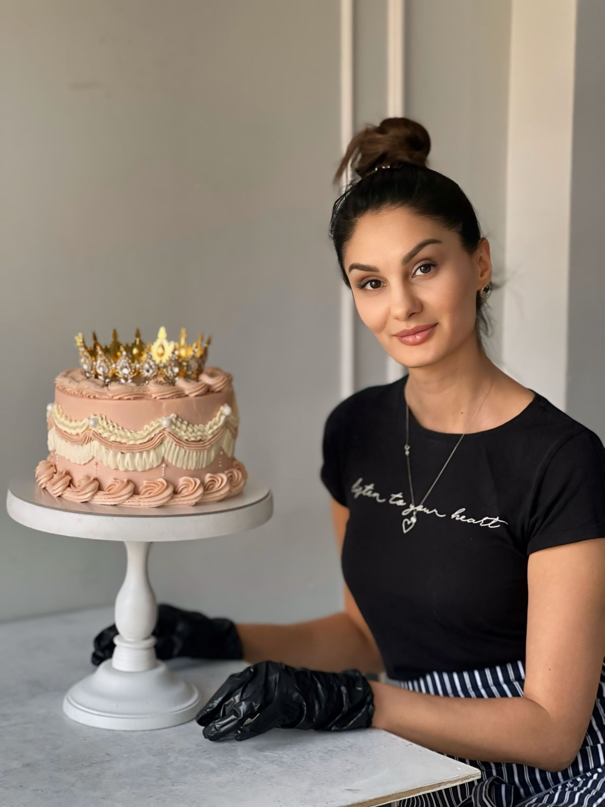 Выпускница Барселонской школы кондитерского искусства за работой - Bonjour Bakery